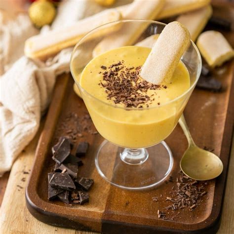 Zabaione gyümölccsel tálalva