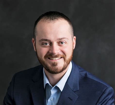David Whipple kezében tartja a több évtizedes hamburgert