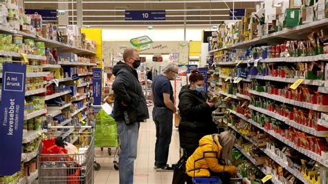 Egy vevő alaposan átolvassa egy termék címkéjét a boltban