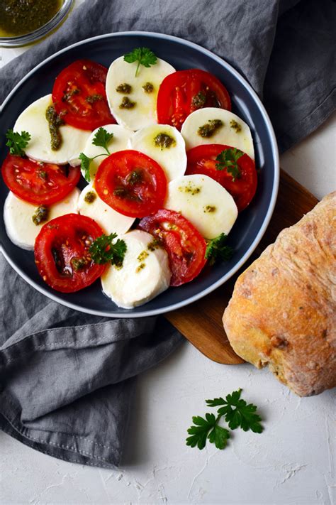 Gránátalmás mozzarella saláta tálalva