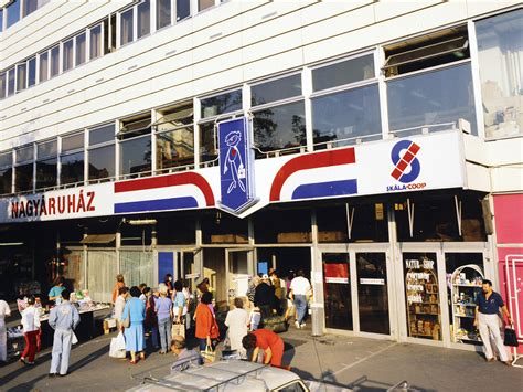 A Skála Metró homlokzata a 2000-es években