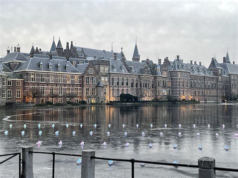 Hága városképe a Binnenhoffal és egy tóval