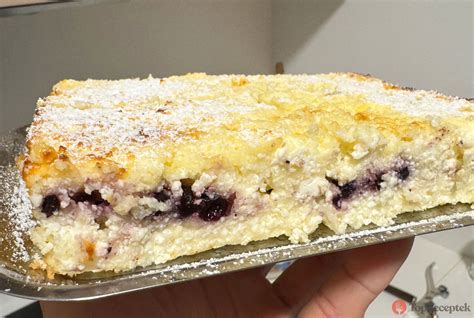 Frissen elkészített túrófelfújt apró formákban