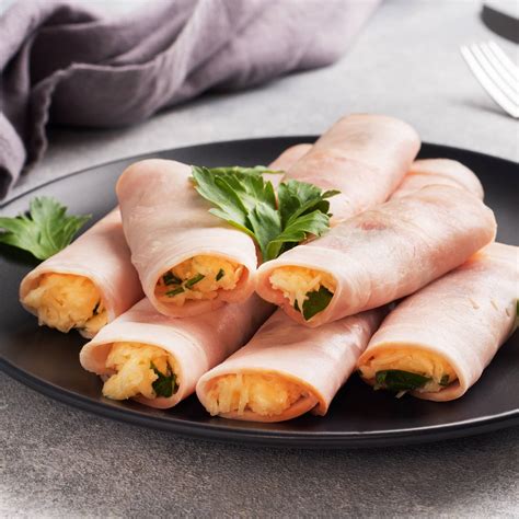 Töltött sonkatekercs habzsákból nyomott krémmel