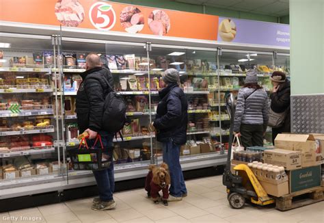 Vásárlók egy hentesüzletben