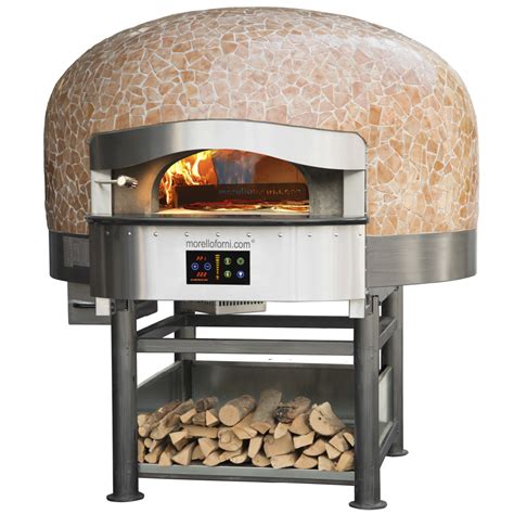 Pizzaiolo pizzát süt a Morello Forni kemencében