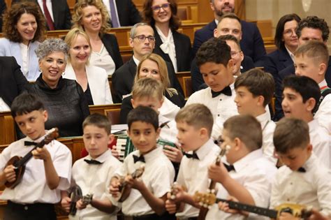 A sükösdi Danubia/Sugó Tamburazenekar a Parlamentben
