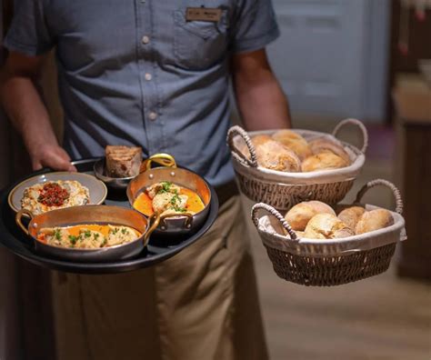 Street Kitchen logó és ételfotók kollázsa