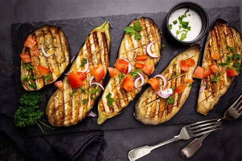 egy tányér grillezett steak fűszeres kérgével