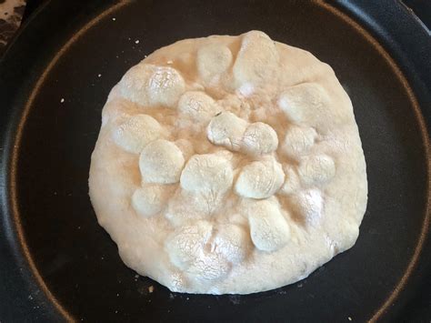 Fluffy palacsinták sütés közben a serpenyőben, lefedve