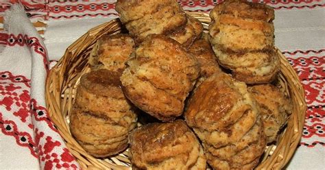 Hajtogatott töpörtyűs pogácsa tálalva