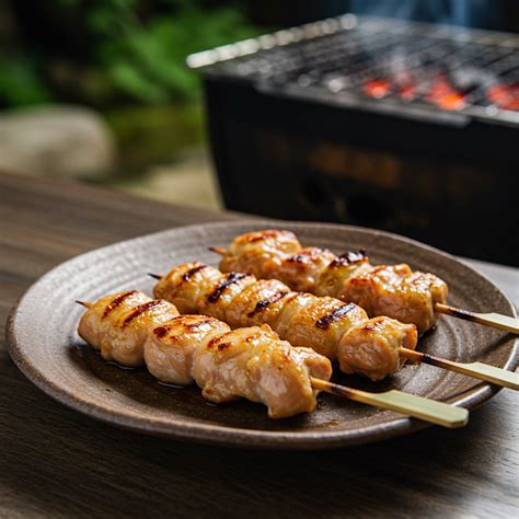 hagyományos yakitori nyársak faszénen sütve