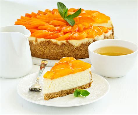 Különböző fehérjedús sajttorta variációkat ábrázoló kép