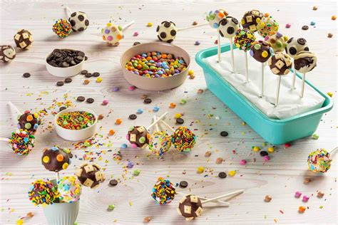 Kész cake popok különböző díszítésekkel és színekben