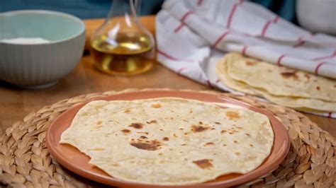 Házi tortilla sütése serpenyőben