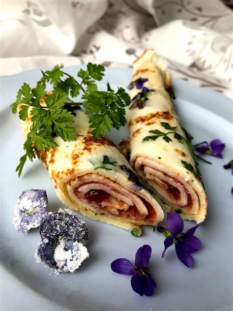 vadvirágokkal díszített palacsinta