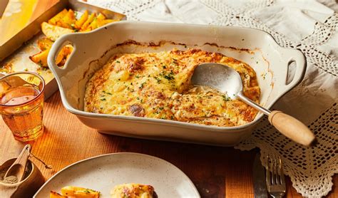 Sajttal és tejszínnel bevont csirkemell a sütőtálban