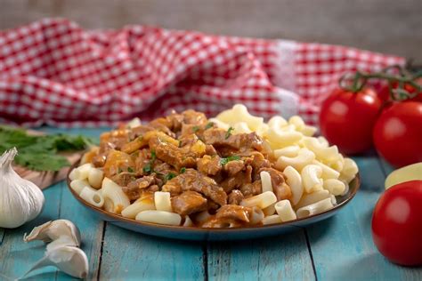 Tejszínes csikós tokány főtt burgonyával és friss petrezselyemmel