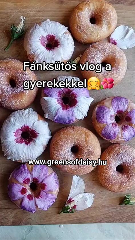 Tükörglazúros desszert gyümölcskaviárral és ehető virágokkal