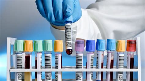 Laboratóriumi vizsgálatok képe, kémcsövekkel és mikroszkóppal