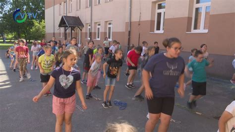 gyerekek tornáznak a szabadban