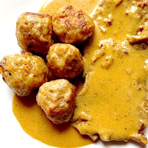 Vadas marha zsemlegombóccal tálalva