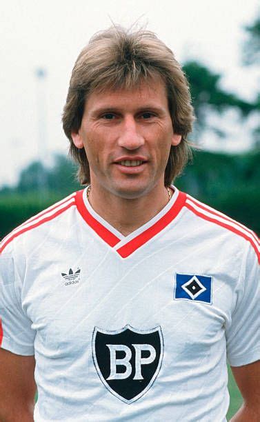 Manfred Kaltz „banán beadása” repül a kapu elé