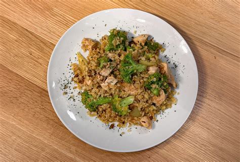 Tányéron lévő bulgur rizottó csirkemellel