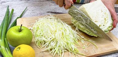 friss káposzta és hozzávalók