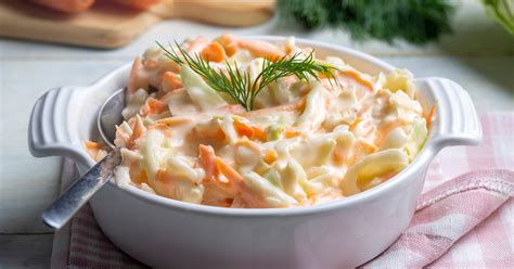 vékonyra szeletelt káposzta és hagyma