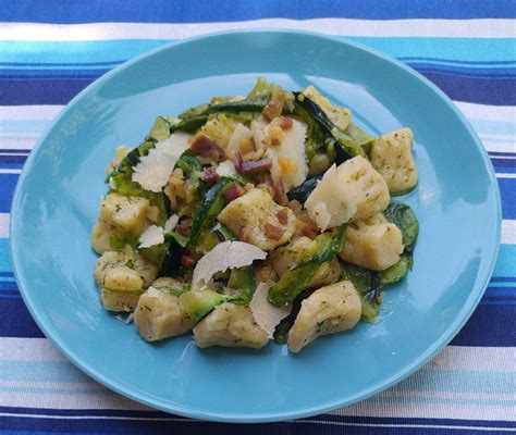 Cukkinis gnocchi tányéron szósszal
