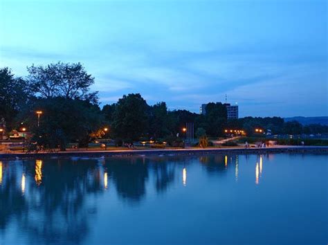Keszthely belvárosa és a Balaton-part panorámája