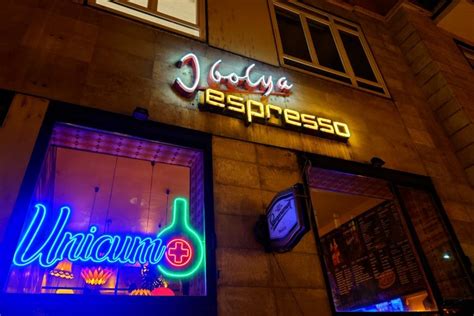 Az Ibolya Presszó bejárata a Ferenciek terén, neon felirattal