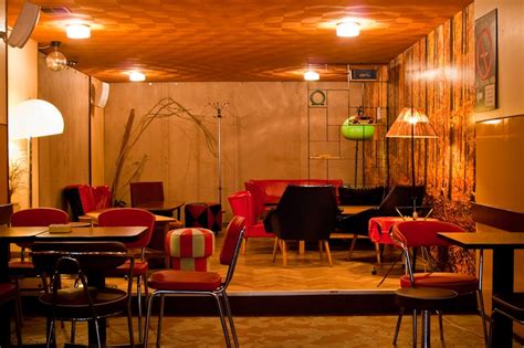 Az Ibolya Presszó belső tere, retro bútorzattal és dekorációval