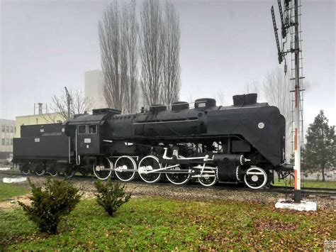 Kertész Béla (mozdonykonstruktőr) portréja és a 424-es mozdony