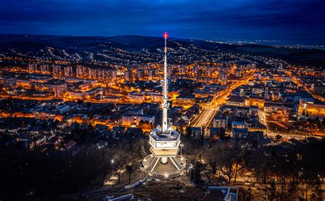 Miskolc város éjszakai látképe korszerű közvilágítással