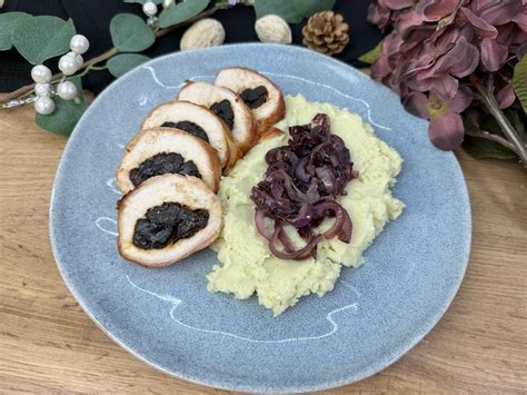 Sült krumpli és aszalt szilvás sertéshús tálalva