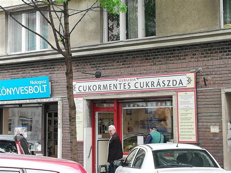 cukrászda kirakat cukormentes süteményekkel