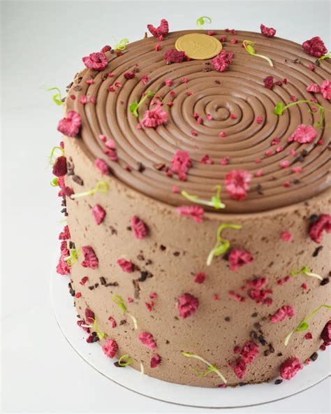 Ganache krém simítóval felkenve tortára