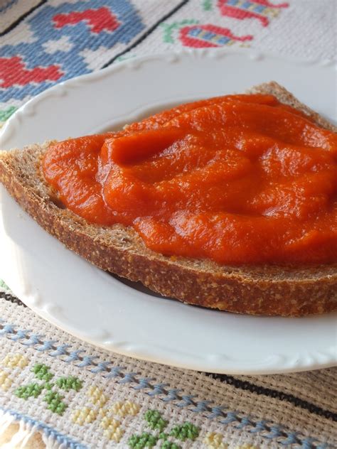 Paradicsomos cukkinikrém egy tálban, friss fűszernövényekkel és pirítóssal