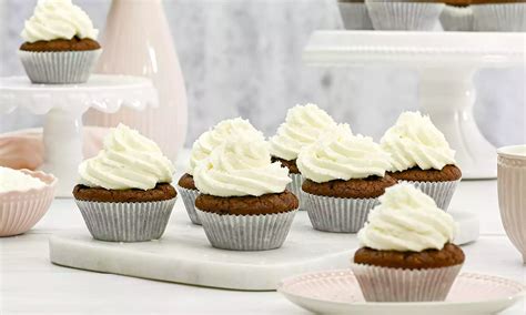 kókuszos muffinok tejszínhabbal díszítve