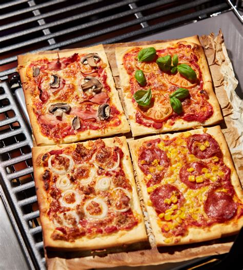 Pizza szeletek különböző feltétekkel