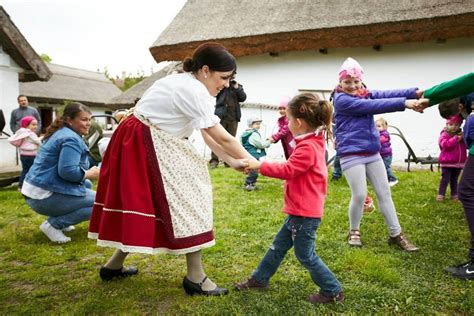 A magyar népi játékok sokszínűségét bemutató illusztráció