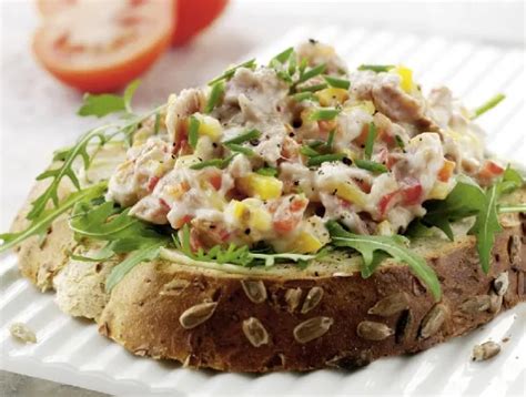 tonhalas szendvics friss zöldségekkel