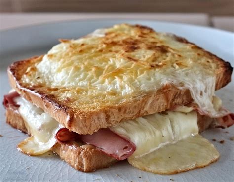 Croque Monsieur sajttal megszórva