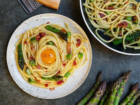 tálalt spárgás étel carbonara szósszal