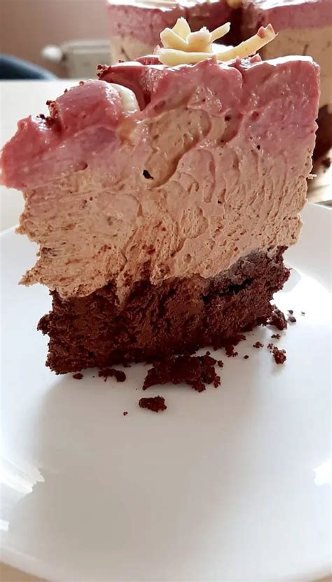 egy ínycsiklandó, rétegezett csokoládés mousse szelet közelről