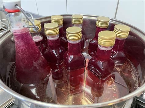 üvegekbe töltött kész levendulaszörp
