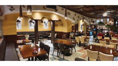 A Pizza Via Debrecen étterem külső megjelenése és mediterrán hangulatú belső tere