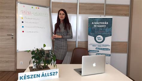 szakképzett tanácsadó segít a kertészeti osztályon egy vásárlónak